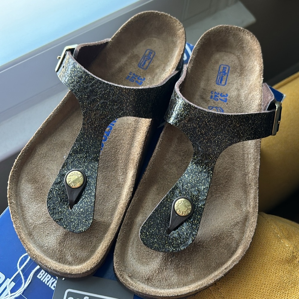 NEW Birkenstock Gizeh sandals (37)